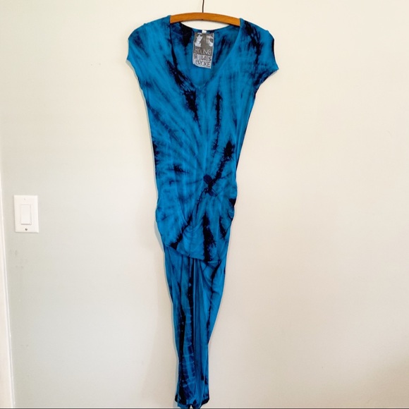 Young Fabulous & Broke Dresses & Skirts - Young Fabulous & Broke v flattering dress